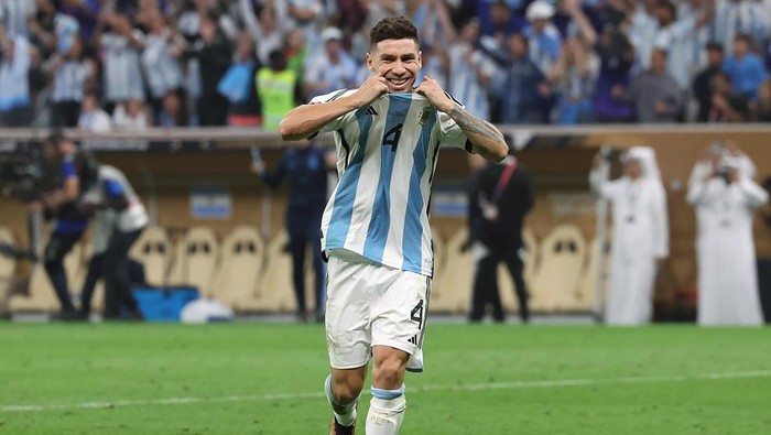 LUSAIL CITY, QATAR - DECEMBER 18: Gonzalo Montiel of Argentina celebrates scoring the winning penalty during the FIFA World Cup Qatar 2022 Final match between Argentina and France at Lusail Stadium on December 18, 2022 in Lusail City, Qatar. (Photo by Ian MacNicol/Getty Images)