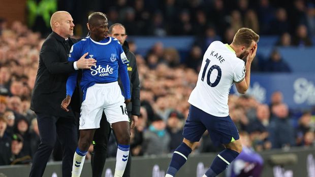 LIVERPOOL, ENGLAND - APRIL 03: Abdoulaye Doucoure of Everton lashes out at Harry Kane of Tottenham Hotspur which results in a straight red card during the Premier League match between Everton FC and Tottenham Hotspur at Goodison Park on April 3, 2023 in Liverpool, United Kingdom. (Photo by Robbie Jay Barratt - AMA/Getty Images)