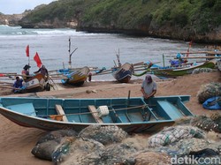Nelayan di Pantai Jayanti Istirahat Imbas Cuaca Buruk