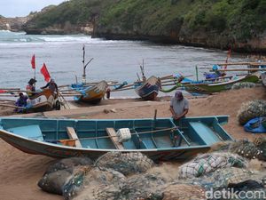 Nelayan di Pantai Jayanti Istirahat Imbas Cuaca Buruk Nelayan di Pantai Jayanti Istirahat Imbas Cuaca Buruk