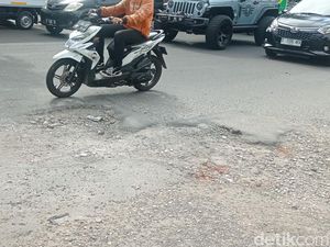 Jalan Berlubang di Kircon Bandung Bikin Greget