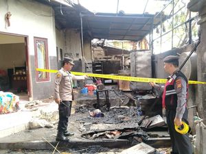 Cek Gas Dekat Kompor Menyala, Atap Rumah Hangus-Rugi Rp 30 Juta