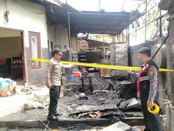 Cek Gas Dekat Kompor Menyala, Atap Rumah Hangus-Rugi Rp 30 Juta