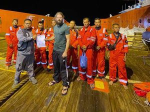 KN Belut Laut-406 Evakuasi Korban Kapal Tenggelam di Perairan Natuna