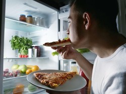 Siapa Bilang Makan Larut Malam Bikin Tambah Gendut? Ini Penjelasan Pakar