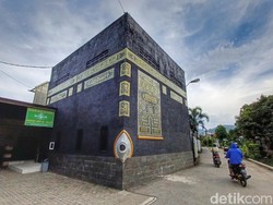 Bukan Kakbah, Ini Cuma Masjid Unik di Bandung