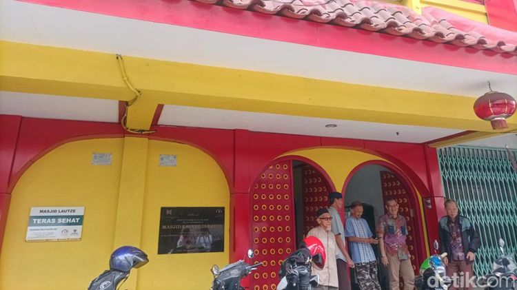 Masjid Lautze: Magnet Spiritual di Ruko Mungil