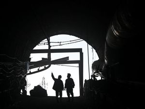Daftar Perkiraan Gaji Pekerja Minyak dan Tambang Tahun 2025 di Indonesia Daftar Perkiraan Gaji Pekerja Minyak dan Tambang Tahun 2025 di Indonesia