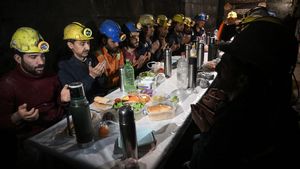 Melihat Puasanya Pekerja Tambang, Buka dan Sahur di Dalam Perut Bumi