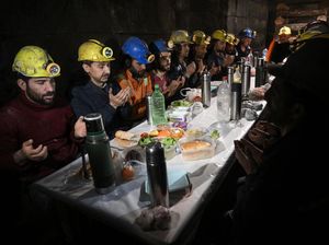 Melihat Puasanya Pekerja Tambang, Buka dan Sahur di Dalam Perut Bumi