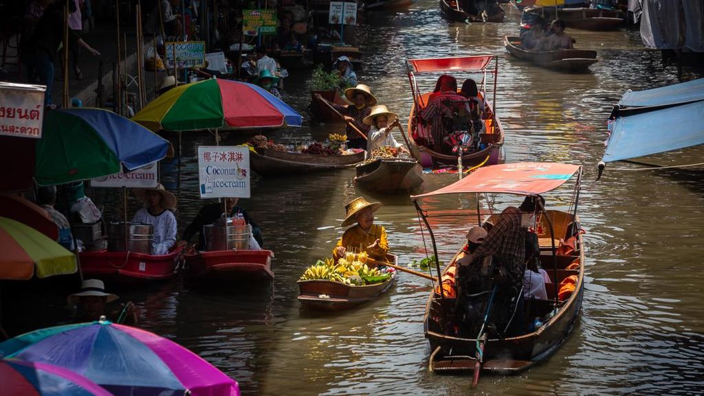 Menyusuri Pasar Apung Tertua di Thailand yang Ikonik Menyusuri Pasar Apung Tertua di Thailand yang Ikonik