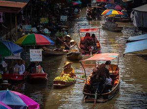 Menyusuri Pasar Apung Tertua di Thailand yang Ikonik