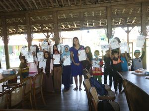 Yuk, Melukis Bottle Recycle Art Lagi Bareng Migi Rihasalay