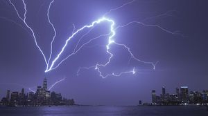 Momen Kilat Petir Menari di Langit New York