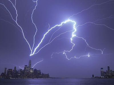 Momen Kilat Petir Menari di Langit New York