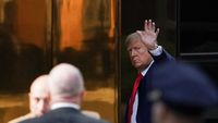 Momen Trump Tiba di New York Untuk Serahkan Diri