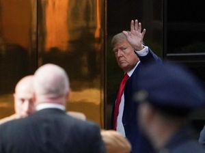 Momen Trump Tiba di New York Untuk Serahkan Diri
