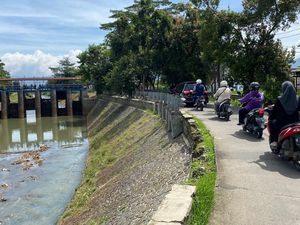 Pagar Pembatas Jalan di Sungai Cipamokolan Ambrol, Warga Khawatir Terperosok