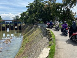 Pagar Pembatas Jalan di Sungai Cipamokolan Ambrol, Warga Khawatir Terperosok