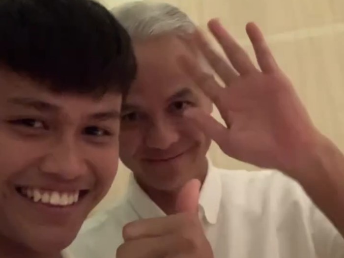 Pemain timnas U-20, Hokky Caraka bertemu dengan Gubernur Jawa Tengah (Jateng) Ganjar Pranowo. Pertemuan keduanya berlangsung hangat. (IG @hokkucaraka_)