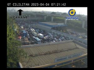 Lalin Tol Jagorawi Pagi Ini Macet 2 KM di Taman Mini-Cililitan