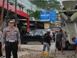Usai Pemuda, Kini Giliran Pabrik Beton-Polantas Cor Jalan Rusak di Pekanbaru