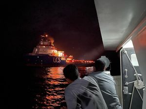 KN Belut Laut Bakamla Evakuasi Korban Kapal Tenggelam di Laut Natuna