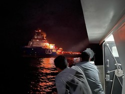 KN Belut Laut Bakamla Evakuasi Korban Kapal Tenggelam di Laut Natuna