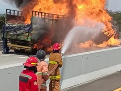 Laka Maut Truk Kimia-Terbakar di Tol Pemalang, Butuh 4,5 Jam Padamkan Api
