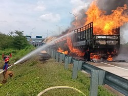 Detik-detik Laka Truk Kimia Terbakar Hebat Tewaskan 3 Orang di Tol Pemalang