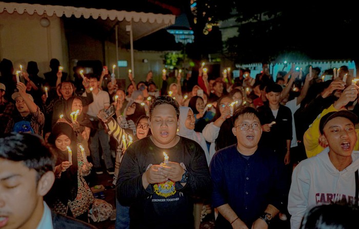 Potret 1.000 Lilin Simbol Harapan Bagi Sepakbola Indonesia Ribuan suporter dari berbagai klub di tanah air hadir dan menggelar aksi 1.000 lilin dan doa bersama untuk sepak bola Indonesia yang digelar di Gedung Joeang 45, Selasa (4/4/2023).