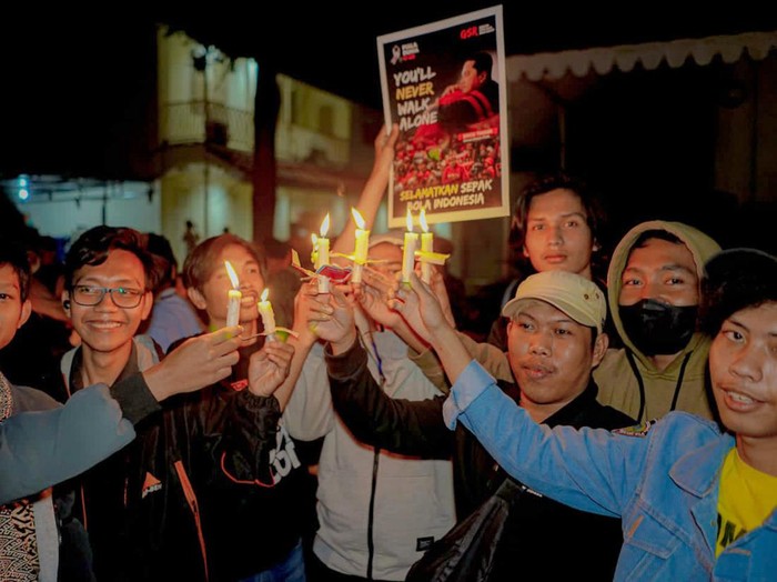 Ribuan suporter dari berbagai klub di tanah air hadir dan menggelar aksi 1.000 lilin dan doa bersama untuk sepak bola Indonesia yang digelar di Gedung Joeang 45, Selasa (4/4/2023).