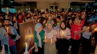 Lilin yang dinyalakan sebagai simbol harapan baru setelah duka Sepakbola Indonesia yang terjadi secara berturut-turut.