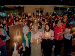 Lilin yang dinyalakan sebagai simbol harapan baru setelah duka Sepakbola Indonesia yang terjadi secara berturut-turut.