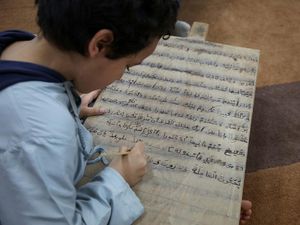 Potret Anak-anak di Tripoli Belajar Menulis Al-Quran di Papan Kayu
