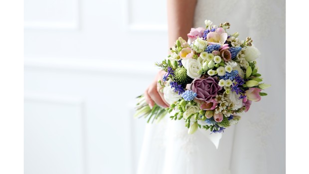 Foto ilustrasi calon pengantin yang menggenggam buket bunga.