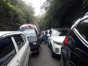 Macet Parah di Jalur Garut-Bandung gegara Perbaikan Jalan Macet Parah di Jalur Garut-Bandung gegara Perbaikan Jalan