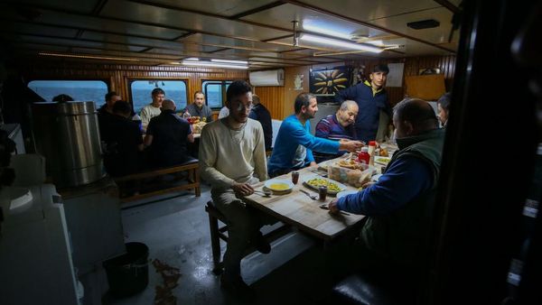 Potret Nelayan Jalani Ramadan di Laut Lepas Turki