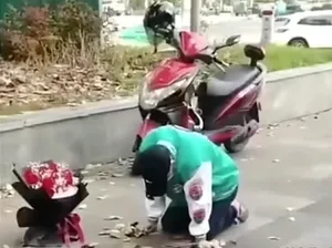 Rela Berlutut 21 Jam demi Pujaan Hati, Pria Ini Cuma Dapat Pegal Rela Berlutut 21 Jam demi Pujaan Hati, Pria Ini Cuma Dapat Pegal