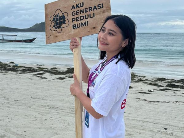 Foto Prilly Latuconsina Punguti Sampah, Cantik Meski Rambut Lepek Keringetan