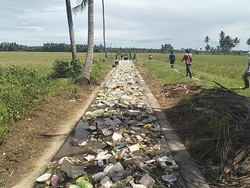 Penampakan Sampah Menumpuk Sepanjang 1 Km di Irigrasi Polman