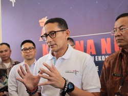Jokowi Nyaris Makan Buah Berformalin di NTT, Sandiaga: Ini Jadi Catatan