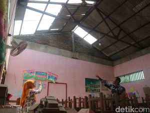 Atap SD di Pati Bolong-bolong Usai Diguyur Hujan Es, Siswa Belajar di Rumah