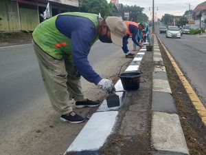 Separator Jalan Yogyakarta-Solo di Klaten Dicat Ulang Sambut Arus Mudik
