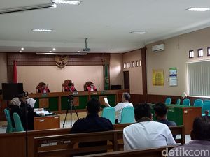 Bambang Tri Tantang JPU Tunjukkan Ijazah Asli Jokowi, Jaksa: Yang Palsu Mana? Bambang Tri Tantang JPU Tunjukkan Ijazah Asli Jokowi, Jaksa: Yang Palsu Mana?