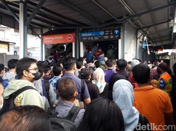 Cerita Pengguna KRL Lari-larian hingga Berdesakan di Tangga Stasiun Duri