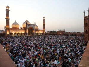 Suasana Buka Puasa Bersama di Masjid Terbesar India