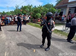 Riuh Warga Nonton Rekonstruksi Perampokan Sadis Berpistol di Cilacap