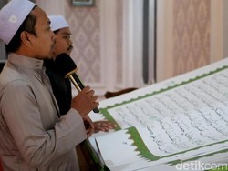 Ngabuburit-Tadarus Baca Al-Quran Raksasa di Rumdin Wali Kota Probolinggo