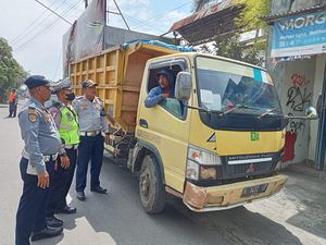 Langgar Jalur, Puluhan Truk Uruk Proyek Tol Jogja-Solo Ditilang di Klaten Langgar Jalur, Puluhan Truk Uruk Proyek Tol Jogja-Solo Ditilang di Klaten